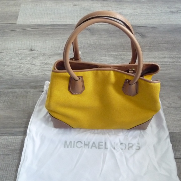 Michael Kors Mercer Gallery Medium Satchel in Jasmine Yellow - Picture 2 of 6